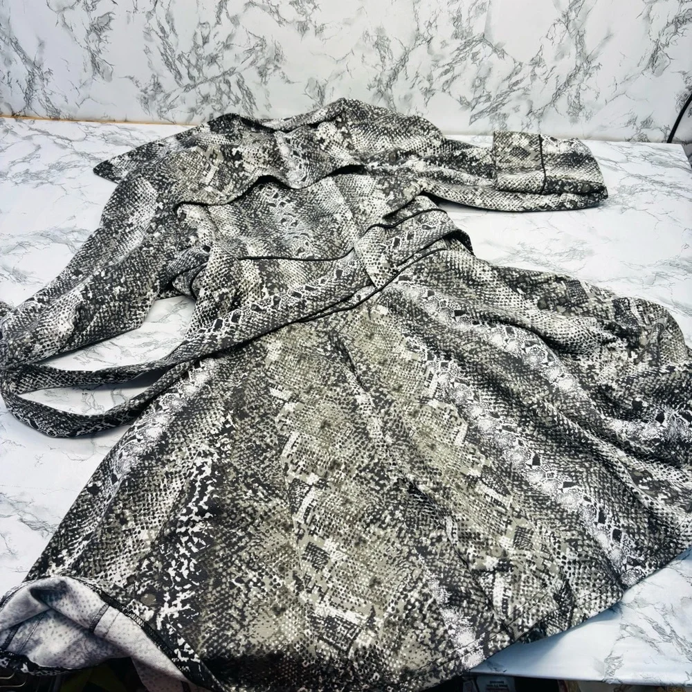 Y2K Candie's Black Grey & White Snake-Print Trench Coat with Belt Size Medium - Picture 8 of 12